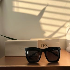 Dezi Fall Back sunglasses in black/dark smoke